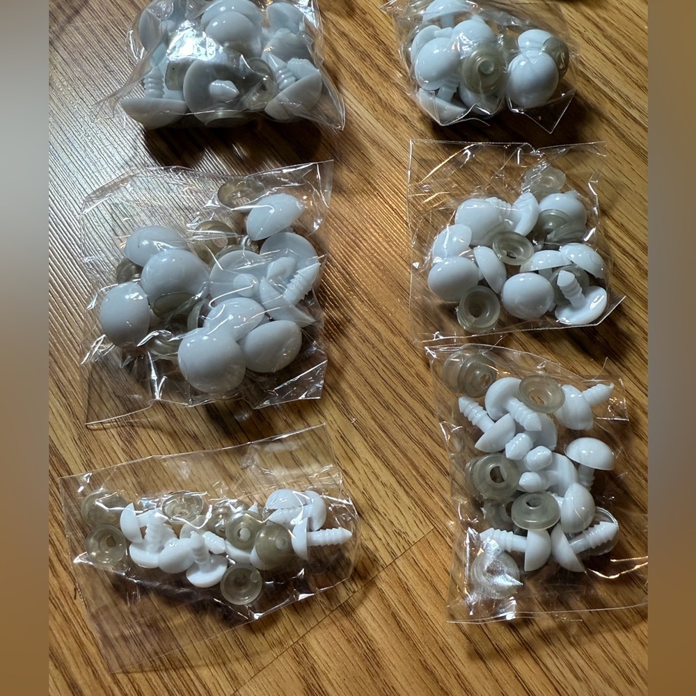 NWT White Stuffed animals or dollmaking plastic eyes multi size.